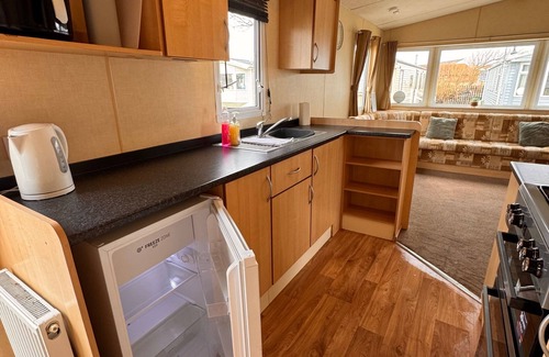 Towyn Ski Chalet | 3 Bed Caravan - Sleeps 8 - Pet Friendly, Parking
