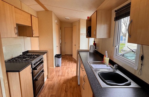 Towyn Ski Chalet | 3 Bed Caravan - Sleeps 8 - Pet Friendly, Parking