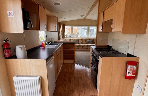 Towyn Ski Chalet | 3 Bed Caravan - Sleeps 8 - Pet Friendly, Parking