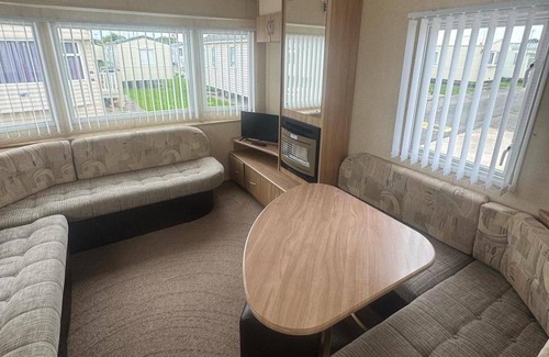 Towyn Ski Chalet | 3 Bed Caravan - Sleeps 8 - Pets - Parking