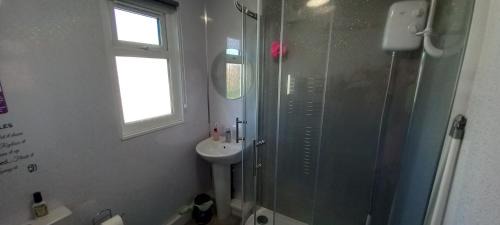 Great Yarmouth Ski Chalet | 3 Bed Chalet - Sleeps 6 - Parking - Garden - Wifi