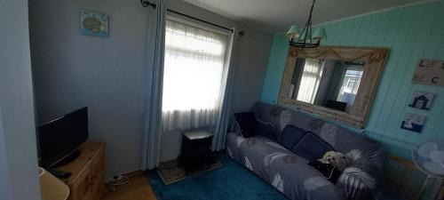 Great Yarmouth Ski Chalet | 3 Bed Chalet - Sleeps 6 - Parking - Garden - Wifi