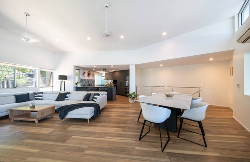 Airlie Beach House | 3-bed contemporary designed townhouse with sea views from all rooms