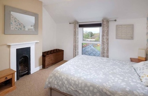 Freshwater House | 3 bed cottage close to Freshwater Bay (5 min walk) with fully enclosed garden.