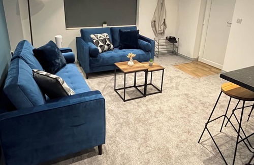 Doncaster Apartment | 3 Bed Home Next to Races & City Centre | Sleeps 6