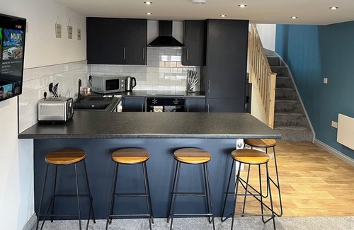 Doncaster Apartment | 3 Bed Home Next to Races & City Centre | Sleeps 6