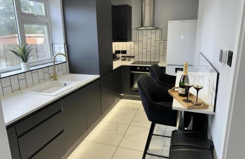Walsall House | 3-Bed House Sleeps 5 Free Parking
