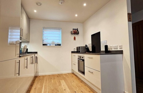 Lewiston House | 3 Bed House - Sleeps 5 - Garden - Parking - Wifi