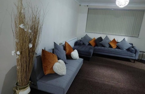 Oadby House | 3 Bed House - Sleeps 6 - Parking - Wifi