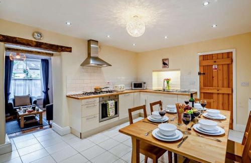 Bamford House | 3 Bed in Bamford PK838