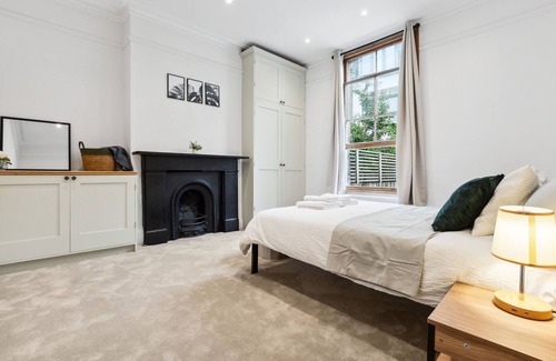 Hammersmith Broadway House | 3 Bed in Central Hammersmith | Garden | WiFi | Netflix