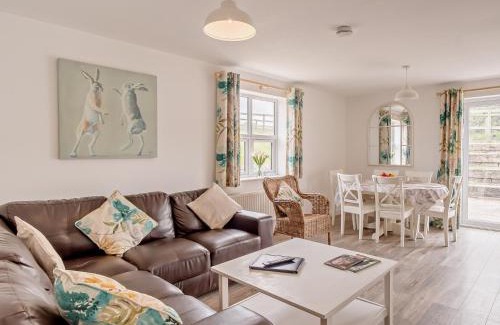 Newport House | 3 Bed in Newport 90246