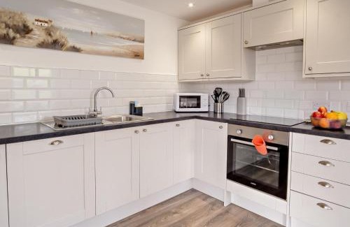 Newport House | 3 Bed in Newport 90246