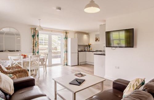 Newport House | 3 Bed in Newport 90246