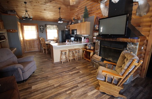 Notch Estates Cabin | 3 bed Log Cabin, w/2 Jacuzzi, 1 mi to SDC, 2 pools, nature trails, private lake