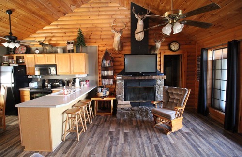 Notch Estates Cabin | 3 bed Log Cabin, w/2 Jacuzzi, 1 mi to SDC, 2 pools, nature trails, private lake