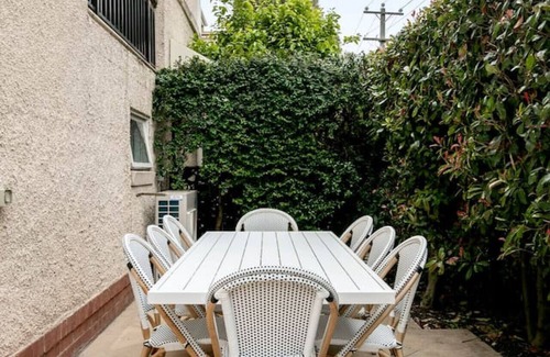 Port Melbourne Apartment | 3-Bed Luxury Apt in Port Melbourne