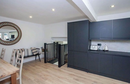 Houston House | 3 Bed - Parking with Garden 10mins to Airport