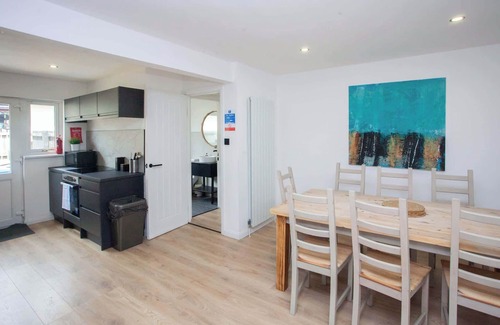 Houston House | 3 Bed - Parking with Garden 10mins to Airport