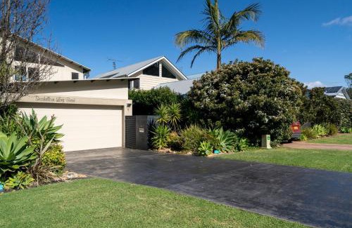 Long Beach House | 3-Bed Seaside Serenity Escape at Long Beach