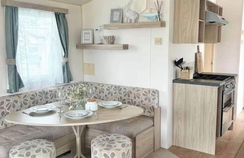 Exmouth Cabin | 3 Bed-Sleeps 8-Pet Friendly-Parking-Sea View