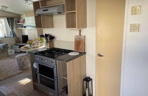 Exmouth Cabin | 3 Bed-Sleeps 8-Pet Friendly-Parking-Sea View
