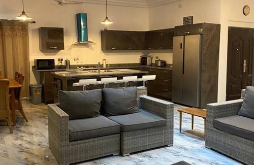 Accra Villa | 3 Bed Villa-private Garden-offstreetparking-aircon