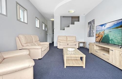 Batemans Bay House | 3-Bed with Alfresco Dining & Pool in Batemans Bay