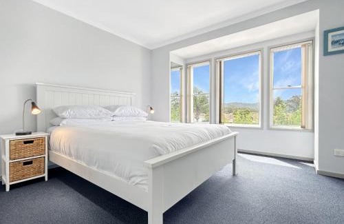 Batemans Bay House | 3-Bed with Alfresco Dining & Pool in Batemans Bay