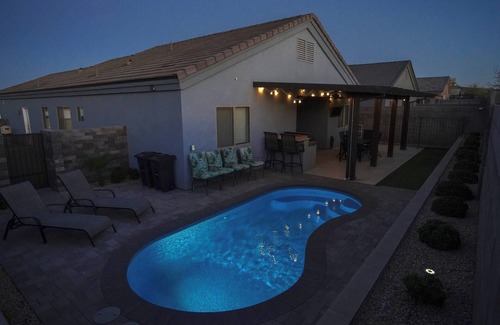 Kingman House | 3-BedRm Pool House w/Coffee Bar & 5 Total Beds