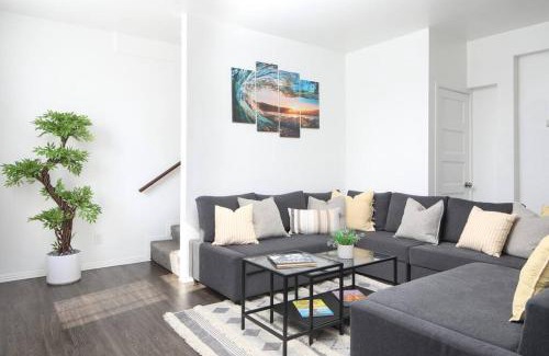 Golden Hill House | 3 Bedroom 2 Bath House with Parking - 10 Guests