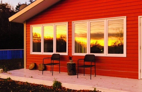 Terra Nova House | 3 bedroom 3 bath bungalow , Ocean View , 3kms to Chance Cove Trail
