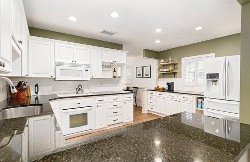 Lakeland House | 3 Bedroom, 3 Bath ~ Centered between Disney and Gulf-side white sand beaches