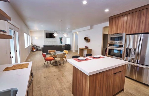 Midvale House | 3 Bedroom, 4 bed/3 Bath, Close to Mountains, Downtown and Airport