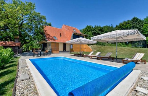 Bedenica House | 3 bedroom accommodation in Bedenica