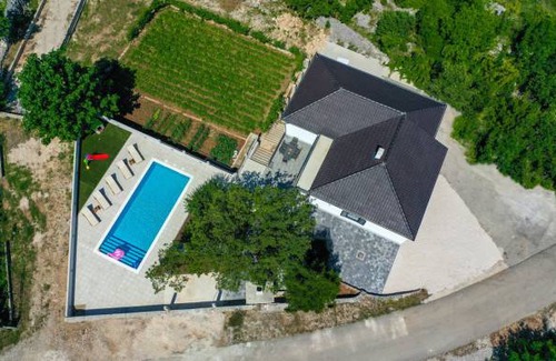 Rastovac House | 3 bedroom accommodation in Zagvozd