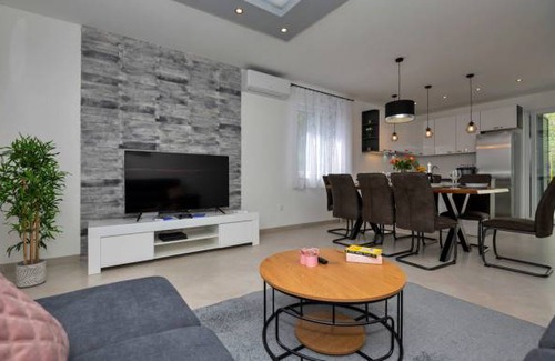 Rastovac House | 3 bedroom accommodation in Zagvozd