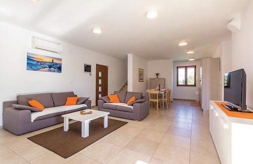 Kavran House | 3 bedroom accommodation in Kavran