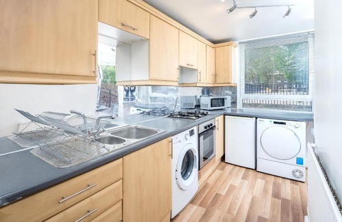 Westbourne Green Apartment | 3 Bedroom Apartment in Little Venice by Paddington