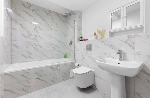 Tooting Apartment | 3-bedroom apartment in wonderful London with AC MR2