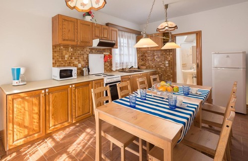 Kalavarda Apartment | 3-Bedroom Apartment with Private Pool, Sea View, Wi-Fi and Air Conditioning