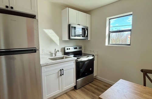 South Tacoma Apartment | 3-bedroom Apt in central location/Tacoma with AC, WiF. Above cute restaurant.