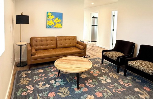 South Tacoma Apartment | 3-bedroom Apt in central location/Tacoma with AC, WiF. Above cute restaurant.