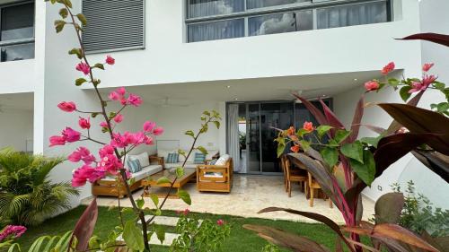 La Iglesia Villa | 3 Bedroom Beach Villa With Parking