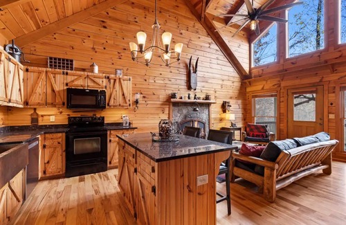 Stanardsville Cabin | 3 Bedroom Cabin near SNP with views!