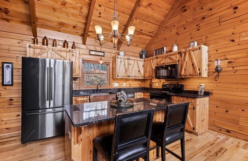 Stanardsville Cabin | 3 Bedroom Cabin near SNP with views!