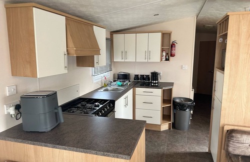 Rhyl Ski Chalet | 3 Bedroom Caravan - Sleeps 6, Pool & Garden