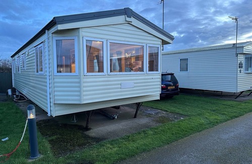Rhyl Ski Chalet | 3 Bedroom Caravan - Sleeps 6, Pool & Garden