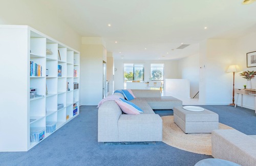 Torquay Apartment | 3 Bedroom Condo - Access to pool and tennis court - Torquay