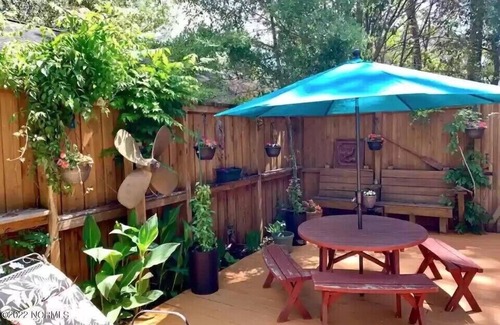 Wilmington Cottage | 3 Bedroom Cottage w/Hot Tub- 4 miles to Beach, 4 miles to Downtown and 1 to UNCW